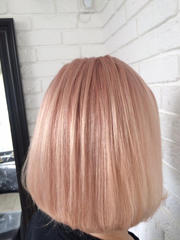 фарбування волосся в рожевий блонд